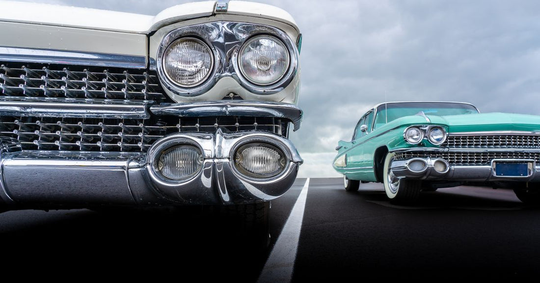 Nahaufnahme von Vintage-Autos mit Chromstoßstangen, die klassischen Stil und Nostalgie zeigen.