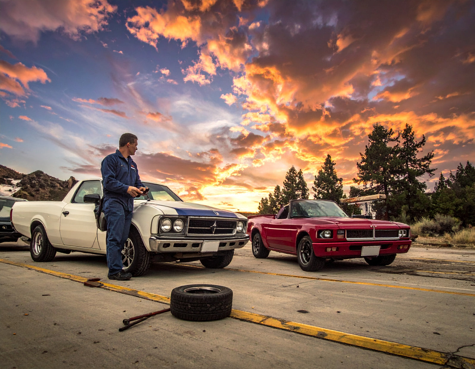 Mechaniker in US-Car Werkstatt